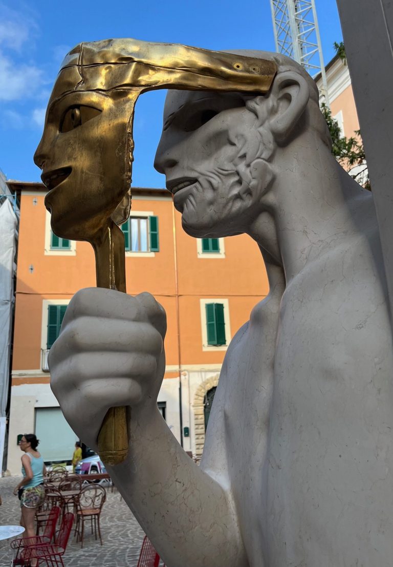 Persona als Maske, Pesaro 2025