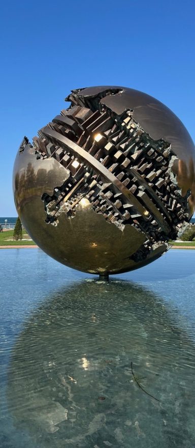 Unsere Welt - Skulptur in Pesaro